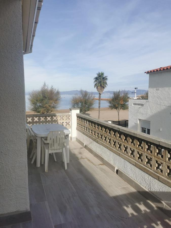 Apartamento En La Playa. Free Parking. Free Wifi L' Escala Bagian luar foto