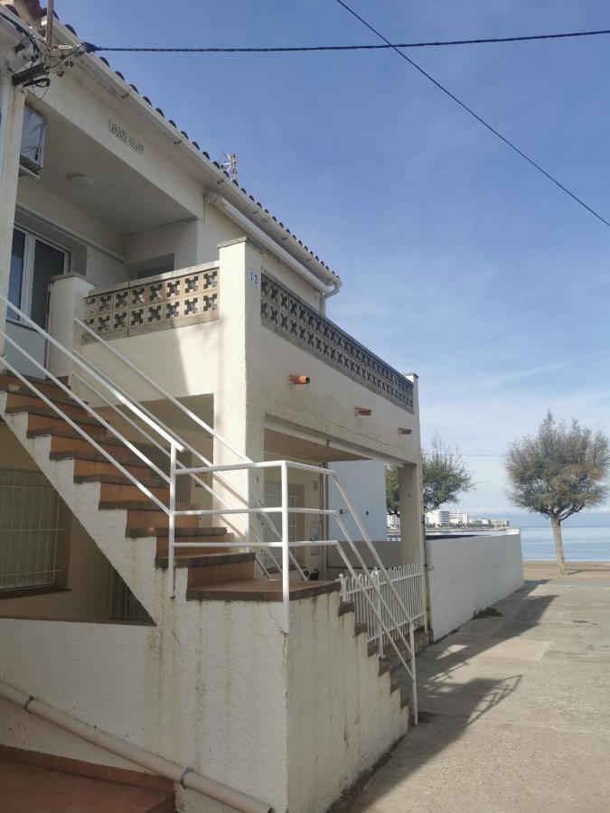 Apartamento En La Playa. Free Parking. Free Wifi L' Escala Bagian luar foto