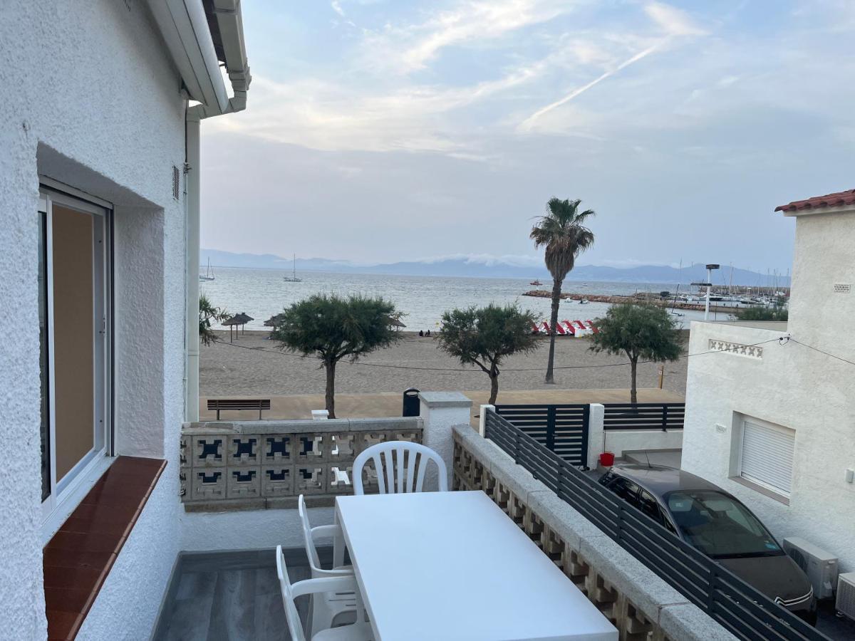 Apartamento En La Playa. Free Parking. Free Wifi L' Escala Bagian luar foto